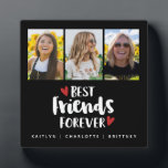 Best Friends Photo Collage Plaque Fotoplaat<br><div class="desc">Een eenvoudige en moderne foto collage vertoning voor uw beste vriend met 3 foto's en de titel Beste Vrienden voor altijd met hart op een zwarte achtergrond en gepersonaliseerd met uw eigen tekst. Ontworpen voor jou door Blackberry Boulevard.</div>
