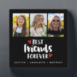Best Friends Photo Collage Plaque Fotoplaat<br><div class="desc">Een eenvoudige en moderne foto collage vertoning voor uw beste vriend met 3 foto's en de titel Beste Vrienden voor altijd met hart op een zwarte achtergrond en gepersonaliseerd met uw eigen tekst. Ontworpen voor jou door Blackberry Boulevard.</div>