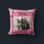 Best friends Photo Gift Pink Kussen<br><div class="desc">The Best Friends Photo Gift Pink Throw Pillow is a heartfelt keepsake that celebrates the special bond between best friends. Featuring a soft pink design and a personalized photo, this pillow transforms a favorite memory into a cozy and meaningful décor piece. The gentle color palette and stylish layout create a...</div>