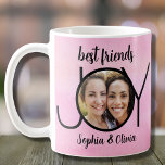 Best Friends Photo Pink Koffiemok<br><div class="desc">Decoreer deze trendy roze koffie-mok met een foto van jou en je beste vriend. Het biedt stijlvolle typografie en is eenvoudig aan te passen met uw foto en namen.</div>