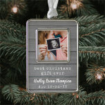 Best Gift Ever Ultrasound Baby Foto van Faux Wood Verzilverd Omlijst Ornament<br><div class="desc">Viel het kostbare geschenk van uw nieuwste familielid met een stijlvol ornament van één foto rechthoekig metaal. Genderneutraal ontwerp is geschikt voor een nieuwe baby of meisje. Woorden en afbeeldingen op deze sjabloon zijn eenvoudig te personaliseren. (TIP VAN HET ONTWERP van het AFBEELDING: Om de foto precies te centreren hoe...</div>