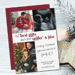 Best Gifts Family van 3 Foto met Kerstmis Zwangers Feestdagenkaart<br><div class="desc">Kerstman Kaart Zwangerschap Aankondiging met eenvoudige foto en typografisch ontwerp. "De beste cadeaus komen niet onder een boom... Vrolijk kerstfeest uit onze familie van 3 inch, die binnenkort zal worden gebruikt, wordt geletterd in moderne hedendaagse brieven en het fotosjabloon is ingesteld om 3 foto's toe te voegen. Je kunt ook...</div>