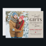 Best Gifts Pregnancy Announounge Kerstmis Kaart<br><div class="desc">Deze bijtende,  mooie,  zwangerschapsaankondiging is voorzien van de zinsnede "De beste cadeautjes komen niet onder de boom" en aanpasbare tekst voor vakantieartikelen met inbegrip van uw familie en nieuwe babynamen. Personaliseer met uw foto en speciale groet.</div>