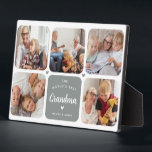 Best Grandma Photo Collage van Modern World Fotoplaat<br><div class="desc">Moderne foto plaquette voor oma! Het ontwerp is voorzien van een fotocollage bestaande uit 5 gebogen vierkante afbeeldingen en een gekleurd blokje dat in elke kleur kan worden veranderd met de tekst 'The World's Best Grandma',  een schattig klein wit hartje en naam / s.</div>