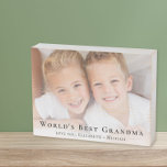 Best Grandma Photo van de wereld Houten Kist Print<br><div class="desc">Geef 's werelds beste oma een elegant,  op maat gemaakt houten fotodoosje dat ze jarenlang zal koesteren. Personaliseer met een foto van haar kleinkinderen,  pas de uitdrukking "World's Best Grandma" aan en hoe ze wordt aangesproken (Grammy,  Nana,  enz.) en voeg de namen van haar kleinkinderen toe in elegante typografie.</div>
