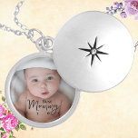 Best mammie ooit foto locket ketting<br><div class="desc">Moderne,  elegante en stijlvolle Ketting voor beste mammie ooit met aangepast fotosjabloon. Dit ontwerp kenmerkt een douanefoto met de formulering "beste mammie ooit"met een combinatie kalligrafie en typografiemanuscript. Perfect voor moeders op verjaardagen,  moederdag viering,  gezinshereniging en andere speciale gelegenheden.</div>