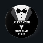 Best Man Gift met aangepaste naam en trouwdatum Ronde Button 7,6 Cm<br><div class="desc">Laat uw huwelijksfeest opvallen met deze stijlvolle aangepaste knop! Deze knop is voorzien van een haarscherpe smoking met een zwarte strik stropdas en is ideaal voor bruidsjonkers, zaalwachters of de beste man. Voeg een naam, titel en trouwdatum toe - of personaliseer de tekst volledig om bij uw evenement te passen....</div>