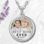 Best Mom Custom Photo Mother Zilver Vergulden Ketting<br><div class="desc">Gepersonaliseerde beste moeder ooit aangepaste foto Ketting. Dit "Best Mom Ever" ketting is een oprechte herinnering die het moederschap en de speciale rol van een moeder viert. Met gedurfde, moderne typografie over een zachte witte ombre achtergrond, combineert de ronde hanger elegantie met sentimentaliteit. Het lettertype en het hartaccent kunnen worden...</div>