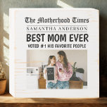 Best Mom Ever Newspaper Sign – Aangepaste naam en  Houten Kist Print<br><div class="desc">Laat je moeder zich als voorpaginanieuws voelen met dit gepersonaliseerde houten kistje "Best Mom Ever", ontworpen als een aangepaste krantenkop! Perfect voor Moederdag, verjaardagen of gewoon omdat deze rustieke aandenken haar naam, een aangepaste foto en een gedurfde kop heeft waar ze dol op zal zijn. Gedrukt op een verontrustend wit...</div>