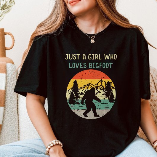 Best Vintage Girl Loves Bigfoot Graphic T-shirt