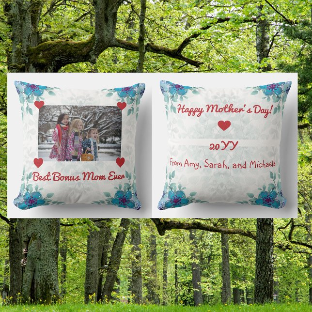 Beste Bonus Moeder Ooit Foto Harten Script Modern Kussen (Best Bonus Mom Ever, personalized photo pillow keepsake for stepmom, w/ photo held up by red hearts)