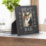 Beste bonusvader ooit stepdad Vaderdag foto Fotoplaat<br><div class="desc">Stepdad bonus pap Happy Vaderdag bold white typografie op donkergrijze houtskool op aangepast bord,  gepersonaliseerd keepomwille plaque met jouw tekst,  en handtekening.</div>