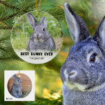 BESTE BUNNY OOIT Rabbit Foto gepersonaliseerd Keramisch Ornament<br><div class="desc">Schuif twee foto's van de BESTE BUNNY OOIT op de voorzijde en personaliseer de naam van uw konijn (voeg het jaar indien gewenst toe). PHOTO TIP: Voor de snelste/beste resultaten, kies een foto met het onderwerp in het midden en/of pre-gewas uw afbeelding aan een vierkante vorm VOORDAT het uploaden en...</div>