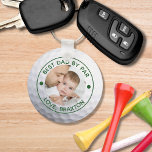 BESTE DAD VAN PAR Foto Golf Ball, gepersonaliseerd Sleutelhanger<br><div class="desc">Creëer is een unieke, persoonlijke foto-sleutelhanger voor de golfer-vader met het bewerkbare, grappige golf-gezegde BEST DAD BY PAR of je titel en je aangepaste tekst in je keuze van kleuren (in het groen getoond) op een golfbal afbeelding. De steekproef wordt getoond op een tweezijdig metaal sleutelhanger-andere stijlen van de sleutelhanger...</div>