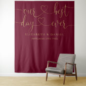 Beste dag ooit bordeauxrood en goud script bruilof wandkleed (In situ)