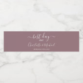 Beste dag ooit Elegant script mauve Bruiloft Waterfles Etiket (Enkel label)