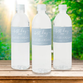 Beste dag ooit Elegante scriptie stoffig blauwe tr Waterfles Etiket
