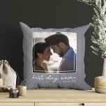 Beste dag ooit Fotoscript Pas getrouwd Trouwdatum Kussen<br><div class="desc">Vier het voor altijd! Ons 'Best Day Ever' fotoscriptkussen met je trouwdatum - herinneringen in elke knuffel. Perfect voor het liefdesnest van de pasgetrouwden! 💍💖 #BestDayEver #WeddingBliss Een mooie aandenken van de beste dag ooit: Trendy vrouwelijke script kalligrafie in deze moderne ingelijst foto ontwerp op een rustieke boerderij stijl blauw...</div>