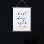 Beste dag ooit persoonlijke weddenschappen hangend wandkleed<br><div class="desc">Een mooi huwelijkscadeau voor nieuwe widen met de uitdrukking "beste dag ooit" in een zwart modern calligrafielettertype,  gepersonaliseerd met de naam van het gelukkige paar eronder.</div>