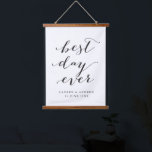 Beste dag ooit persoonlijke weddenschappen hangend wandkleed<br><div class="desc">Een mooi huwelijkscadeau voor nieuwe widen met de uitdrukking "beste dag ooit" in een zwart modern calligrafielettertype,  gepersonaliseerd met de naam van het gelukkige paar eronder.</div>