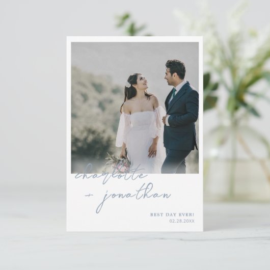 Beste dag ooit stoffig blauw script foto bruiloft bedankkaart (Staand voorkant)