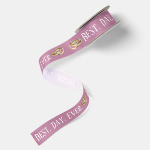 Beste Dag Ooit Tekst met Gouden Ringen op Mauve Satijnen Lint