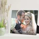 Beste dag ooit trouwfoto fotoplaat<br><div class="desc">Aangepaste aandenken foto plaquette om uw bruiloft te vieren met uw foto bedekt met "Best Day Ever" en uw namen en trouwdatum in een mix van een stijlvol wit script en eenvoudige witte moderne typografie.</div>