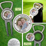 BESTE GRANDPA DOOR PAR Foto gepersonaliseerd Divot Tool<br><div class="desc">Creëer een gepersonaliseerde flesopener met magnetische golfbalmarker en divot tool met uw foto en aangepaste tekst voor een golfer die u kent (de voorbeeldige shows BEST GRANDPA BY PAR voor een opa). ASSISTENTIE: Voor hulp bij het aanpassen of personaliseren van het ontwerp, het veranderen van de kleur, het vergroten of...</div>