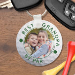 BESTE GRANDPA DOOR PAR Foto Golf Ball Custom Sleutelhanger<br><div class="desc">Creëer is een unieke, persoonlijke foto-sleutelhanger voor de golfer-grootvader met de bewerkbare, grappige golftitel BEST GRANDPA BY PAR en uw aangepaste tekst in uw keuze van kleuren (in het groen getoond) op een golfbal afbeelding. Het ontwerp wordt aan beide zijden gedupliceerd. BIJSTAND: Voor hulp bij ontwerpwijziging of personalisatie, kleurverandering, het...</div>