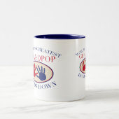 Beste Grandpop Hands Down Tweekleurige Koffiemok (Center)