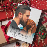 Beste Hondenvader ter Wereld Feestdagenkaart<br><div class="desc">Wie zegt dat kerstkaarten niet kunnen praten? Die van ons wel! Voor een vader die zijn hond adoreert,  bevat onze 'Beste Hondenvader ter Wereld'-kaart niet alleen zijn favoriete foto maar ook een zoete boodschap van zijn viervoetige vriend. Klaar om deze Kerst 'poot-sierlijk' te maken?</div>