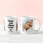 Beste kat mam ooit aangepaste foto en tekst koffiemok<br><div class="desc">Een kattenversie van een liefde, marisu BESTSELLER! Moderne beste kat mam ooit poot print aangepaste foto en tekst ontwerp. Pas deze mok aan en geef het cadeau! Voeg twee van je favoriete foto's en de naam van je huisdier toe aan dit schattige mok ontwerp. Onderdeel van een collectie. ©Marisu Valencia...</div>