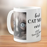 Beste kat mam ooit gepersonaliseerde foto's koffiemok<br><div class="desc">Viel de beste kattenmoeder ooit met deze gepersonaliseerde mok. U kunt gemakkelijk twee foto's van uw kat of katten toevoegen en de namen en het jaar van de katten toevoegen.</div>