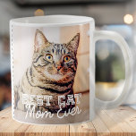 Beste kat mam ooit moderne aangepaste foto- en kat koffiemok<br><div class="desc">Dit eenvoudige en klassieke ontwerp is samengesteld uit serif typografie en voegt een douanefoto toe</div>