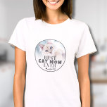 Beste kat moeder huisdier foto t-shirt<br><div class="desc">Gepersonaliseerde Beste Cat Mom ooit Custom Photo Shirt. Vier de speciale band tussen een kattenmoeder en haar geliefde kat met dit "Best Cat Mom Ever"-shirt, ideaal voor elke kattenliefhebber. Met een moderne, gedurfde typografie over een zacht witte ombre achtergrond, combineert dit shirt stijl met sentimentaliteit. Een strakke grijze rand omcirkelt...</div>