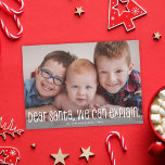 Beste kerstman, we kunnen een grappige feestelijke feestdagenkaart<br><div class="desc">Deze schattige feestelijke fotokaart bevat een foto van een volledige aftapklep (aan de randen) en een grappige groet in het wit met de tekst "Beste kerstman, we kunnen het uitleggen". Dit ontwerp past één enkele horizontale foto op de voorzijde aan. De achterkant van de kaart is een klassiek streeppatroon in...</div>
