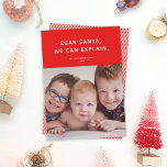 Beste kerstman, we kunnen het uitleggen. Funny Hol Feestdagenkaart<br><div class="desc">Deze leuke, grappige feestelijke fotokaart heeft een feestelijke rode achtergrond, een eenvoudig wit type en een enkele foto. De groet luidt: "Beste Kerstman, we kunnen het uitleggen." Dit ontwerp zou ook perfect zijn voor een huisdierenkaart! De backer kenmerkt een eenvoudig rood en wit streepvormpatroon dat kan worden aangepast of worden...</div>