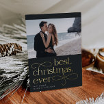 Beste kerstooit Verloving Foto Folie Feestdagenkaart<br><div class="desc">Deel het nieuws van uw vakantie seizoen verloving met deze elegante en feestelijke verloving aankondigingskaarten met een enkele horizontale of landschapsgerichte foto met "beste kerst ooit" eronder in gouden folie belettering op een rijke off-black achtergrond. Personaliseer met uw aankondiging (weergegeven met "we zijn verloofd") en onderstaande namen en voeg extra...</div>