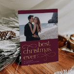 Beste kerstooit Verloving Foto Folie Feestdagenkaart<br><div class="desc">Deel het nieuws van uw vakantie seizoen verloving met deze elegante en feestelijke verloving aankondigingskaarten met een enkele horizontale of landschapsgerichte foto met "beste kerst ooit" eronder in gouden folie belettering op een rijke vakantie pruim achtergrond. Personaliseer met uw aankondiging (weergegeven met "we zijn verloofd") en onderstaande namen en voeg...</div>