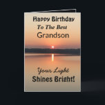 Beste kleinzoon licht schijnt heldere verjaardag kaart<br><div class="desc">Spreek uw wensen uit aan uw kleinzoon voor een gelukkige dag op een inspirerend zonsondergang verjaardagskaart met het couplet "Your Light Shines Bright". Het minimale ontwerp is modern met gedurfde kleuren goud en zwart met gloeiend water en een vredig meer.</div>