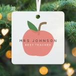 Beste leraar | Apple Cute Fun Modern Name Scandi Metalen Ornament<br><div class="desc">Een eenvoudige, stijlvolle, levendige kerstboomversiering met appelfruit in een fraaie, trendy, scandinavische minimalistische stijl in schaduwen of rood roze en groen, die gemakkelijk kan worden gepersonaliseerd met uw lerarennaam door "Mrs Johnson" te vervangen en een tagline ter vervanging van "Beste leraar", zodat u uw leraar een echt unieke dankbetuiging kunt...</div>