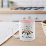 Beste leraar ter wereld | Gepersonaliseerde Floral Tweekleurige Koffiemok<br><div class="desc">Een mooi cadeautje voor je favoriete leraar aan het einde van het jaar, terug naar school, de dag van de waardering van de leraar of de feestdagen, de mok bevat een poesje van perachy blush roze bloemen en groene botanische materialen, met de naam van de "beste leraar ter wereld" en...</div>