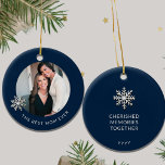 Beste Mam Ooit Foto Ornament<br><div class="desc">Leg de gekoesterde momenten vast die een moeder en een dochtertje delen met ons Best Mom Ever Photo Ornament. De voorkant toont een hartverwarmende foto van een moeder en haar dochter, die liefde en vreugde uitstraalt, terwijl "The Best Mom Ever" elegant haar grootheid verklaart. Op de achterkant omhult "Cherished Memories...</div>