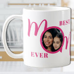 Beste mam ooit fotoroze koffiemok<br><div class="desc">Deze leuke Mok van de beste mam ooit fotokoffie is versierd met het woord mam in stijlvolle roze op een witte achtergrond. Gemakkelijk aanpasbaar met uw foto. Maakt een perfect cadeau voor Moederdag.</div>