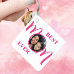 Beste mam ooit fotoroze sleutelhanger<br><div class="desc">Deze Best Mam Ever Photo Sleutelhanger is versierd met het woord Mam in een stijlvolle roze typografie. Gemakkelijk aanpasbaar met uw foto. Maakt een perfect Moederdag cadeau.</div>