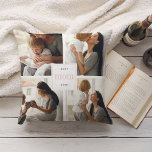 Beste mama ooit | Blush & White Kinder Photo Colla Kussen<br><div class="desc">Creëer een geschenk voor moeder deze Moederdag met deze vier foto-collage gooit kussens. In het midden verschijnt "Beste mama ooit" in lichtgrijs en zwart roze letters op een wit vierkant. Pas aan met vier vierkante foto's. Omgekeerde zijkanten zijn zwart en witte strepen.</div>