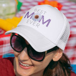 Beste mama ooit met Daisy Afbeelding print (Paarse Trucker Pet<br><div class="desc">Beste mama ooit met Daisy Afbeelding Print Trucker Hat (paarse versie 2). Het leuke ontwerp shows "MOM" met een gestileerd afbeelding van een madeliefje, geplaatst als "O". Op de twee "M's" zijn grafische bladeren bedekt. Het exemplaar 'Love Altijd' kan worden gewijzigd in uw gewenste voorkeur. Maakt het perfecte cadeau voor...</div>