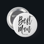 Beste man | Aangepaste bruiloft in zwarte Script-s Ronde Button 5,7 Cm<br><div class="desc">Iets voor je ultra speciale beste man.  Laat ze met plezier aan uw kant staan op uw speciale huwelijksdag met deze unieke persoonlijke naamknop.
Het kenmerkt de woorden "Beste Man"in een elegante tekst van de manuscriptstijl.  Onder dit is een vlek voor een douanenaam.</div>