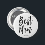 Beste man | Aangepaste bruiloft in zwarte Script-s Ronde Button 5,7 Cm<br><div class="desc">Iets voor je ultra speciale beste man.  Laat ze met plezier aan uw kant staan op uw speciale huwelijksdag met deze unieke persoonlijke naamknop.
Het kenmerkt de woorden "Beste Man"in een elegante tekst van de manuscriptstijl.  Onder dit is een vlek voor een douanenaam.</div>