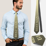Beste man bruiloft Verloving elegante accessoire Stropdas<br><div class="desc">Dit prachtige aangepaste stropdas bevat het woord beste man in lichtbeige geel op een gouden donkerbruine hellingsachtergrond. Grappige maar subtiele en stijlvolle manier om je trouwoutfit aan te vullen of om een grappige twist toe te voegen voor trouwfoto's.</div>